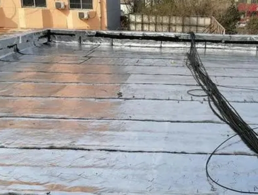 上思卫生间漏水维修公司分享下上思屋面楼顶防水刚性防水层施工要点。